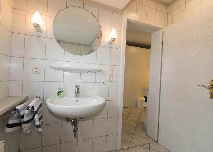 Hues Auert Tharep, 2 *