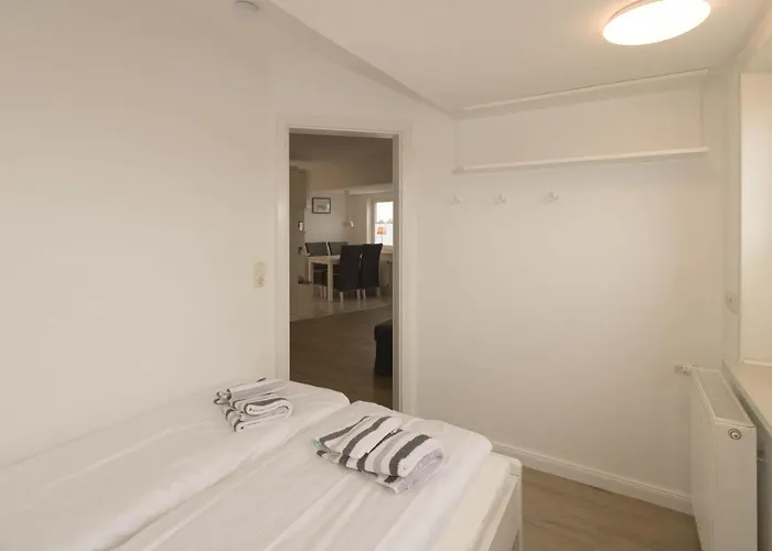 Hues Auert Tharep, 2 *